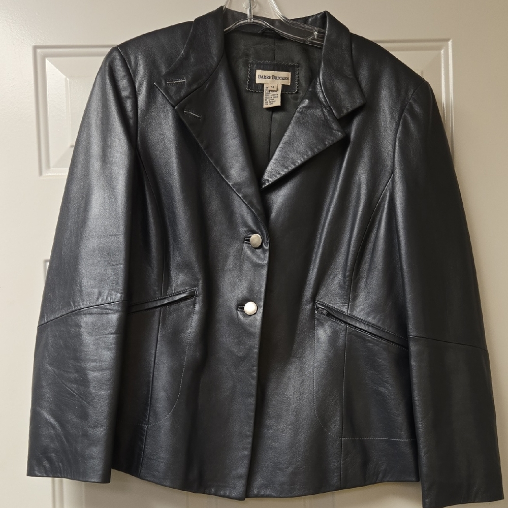 Sleek Black Leather Jacket with Classic Lapel